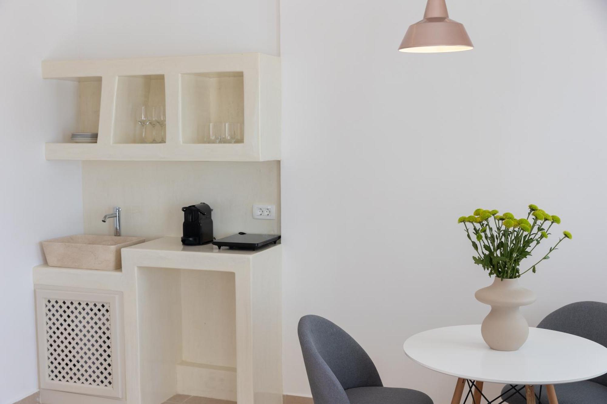 Theophrasti Suites Foinikiá Habitación foto