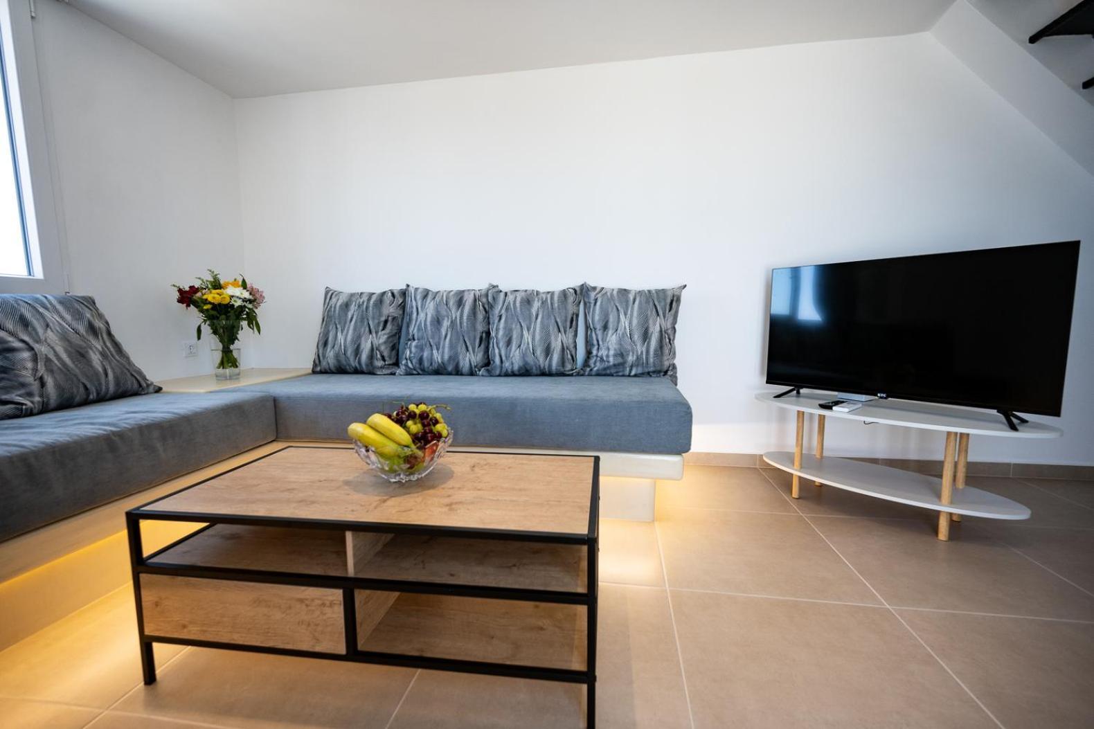 Theophrasti Suites Foinikiá Habitación foto